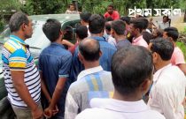ভাঙা সড়ক পরিদর্শনে গিয়ে রোষানলে প্রকৌশলী